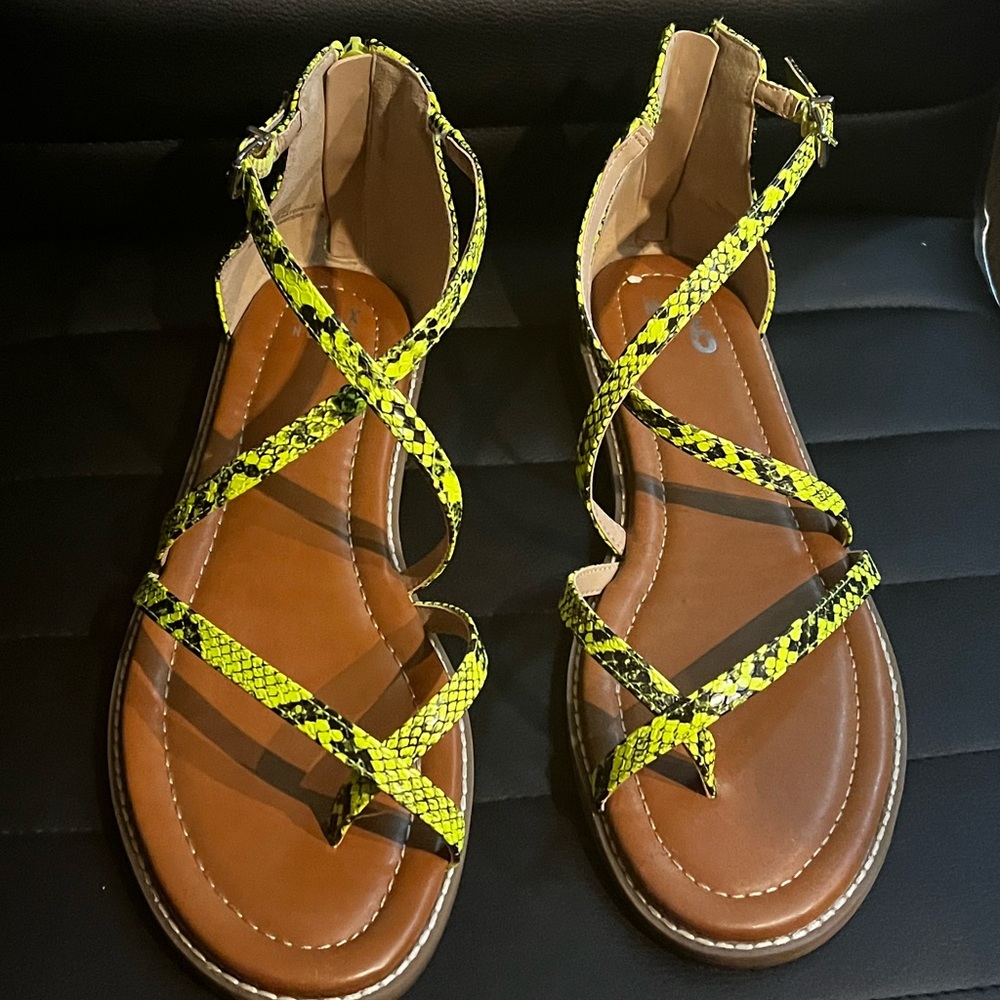 WOMAN SNAKE PRINT NEON SANDALS